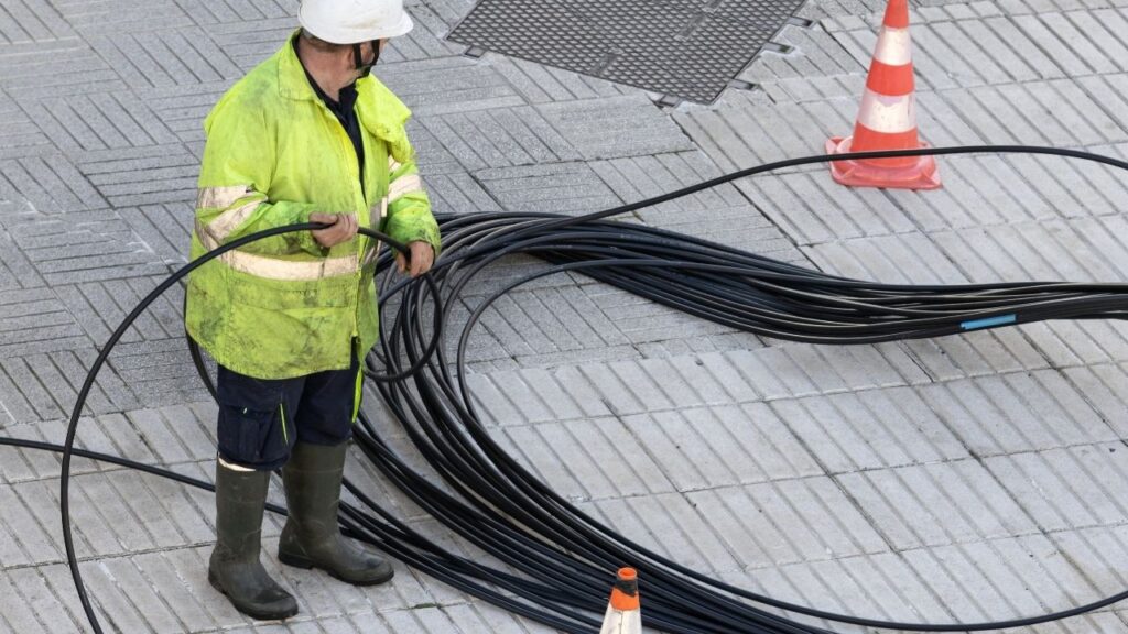 Jak wygląda budowa sieci bez wykopów